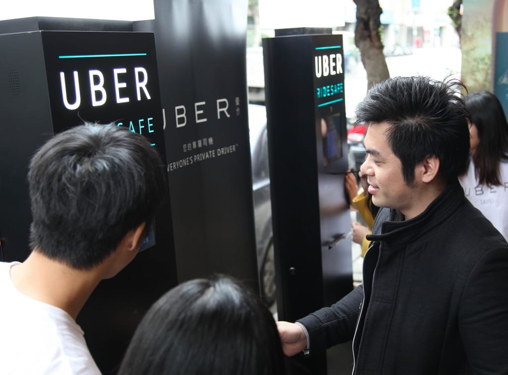 新聞照片2. 臺灣酒駕防制社會關懷協會推動「愛家人不酒駕、Uber 安全載回家」街頭酒測宣導活動，邀請飲酒民眾實際測試血液中的酒精濃度含量