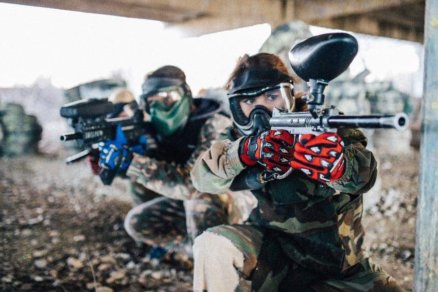 Gente jugando al paintball