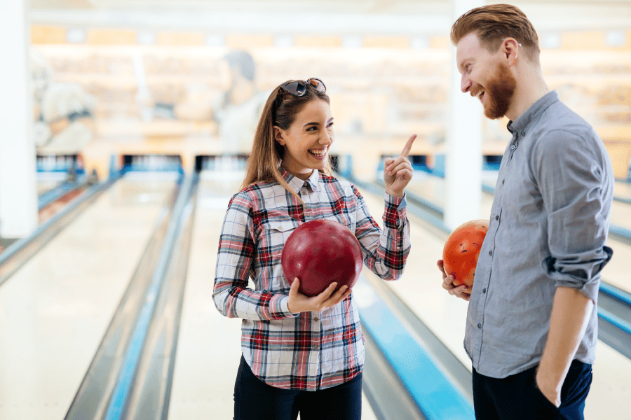 Pareja jugando a los bolos