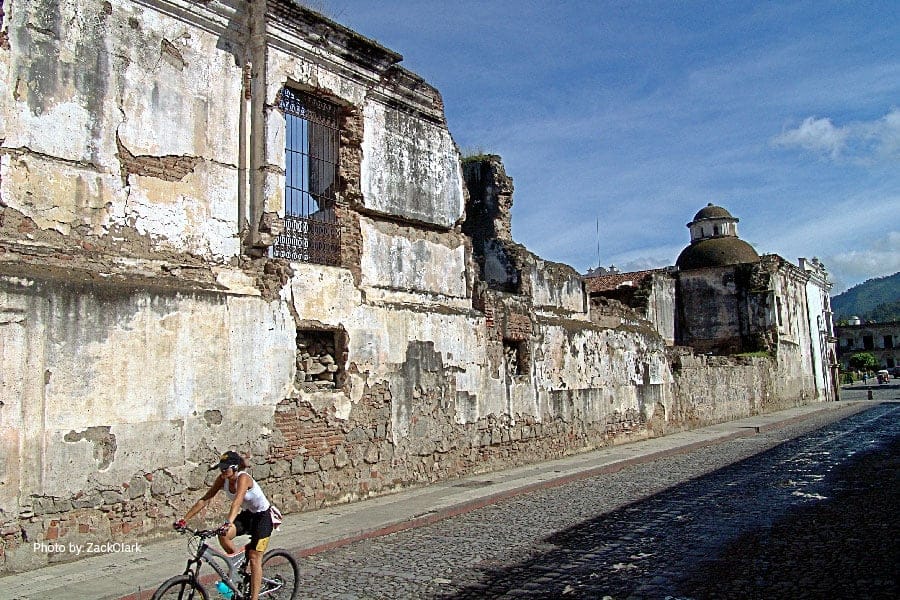 Una persona en bicicleta en el Centro Histórico de la Ciudad de Guatemala