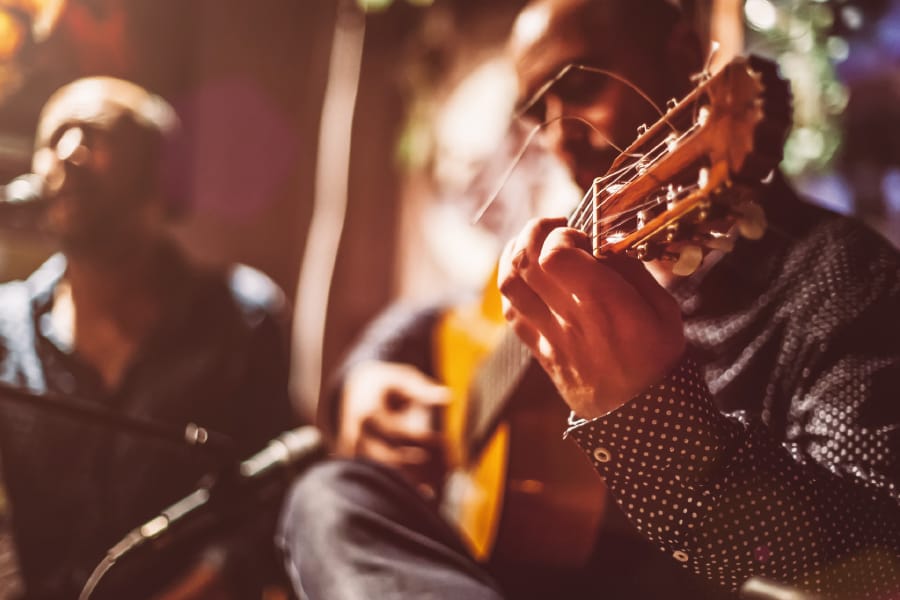 Persona tocando la guitarra