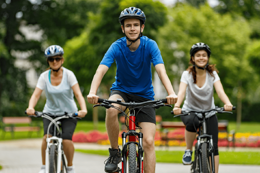 Personas andando en bicicleta