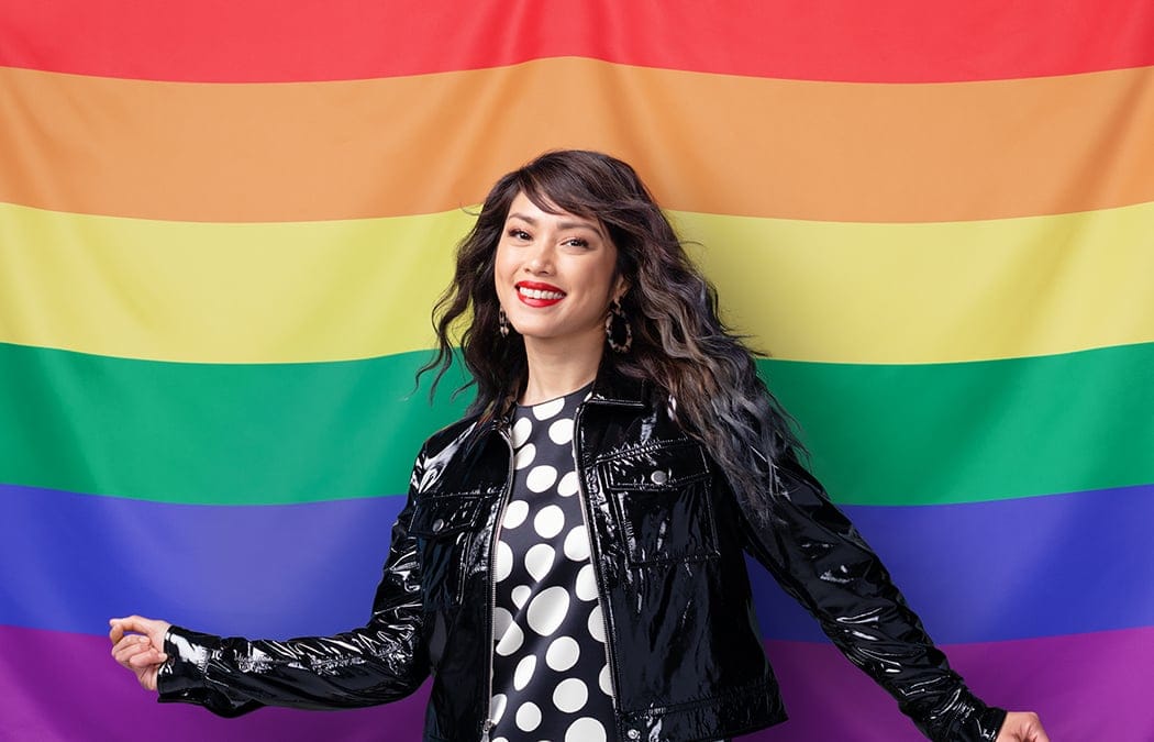 fond de fierté. agitait le drapeau coloré des personnes lgbt, gay