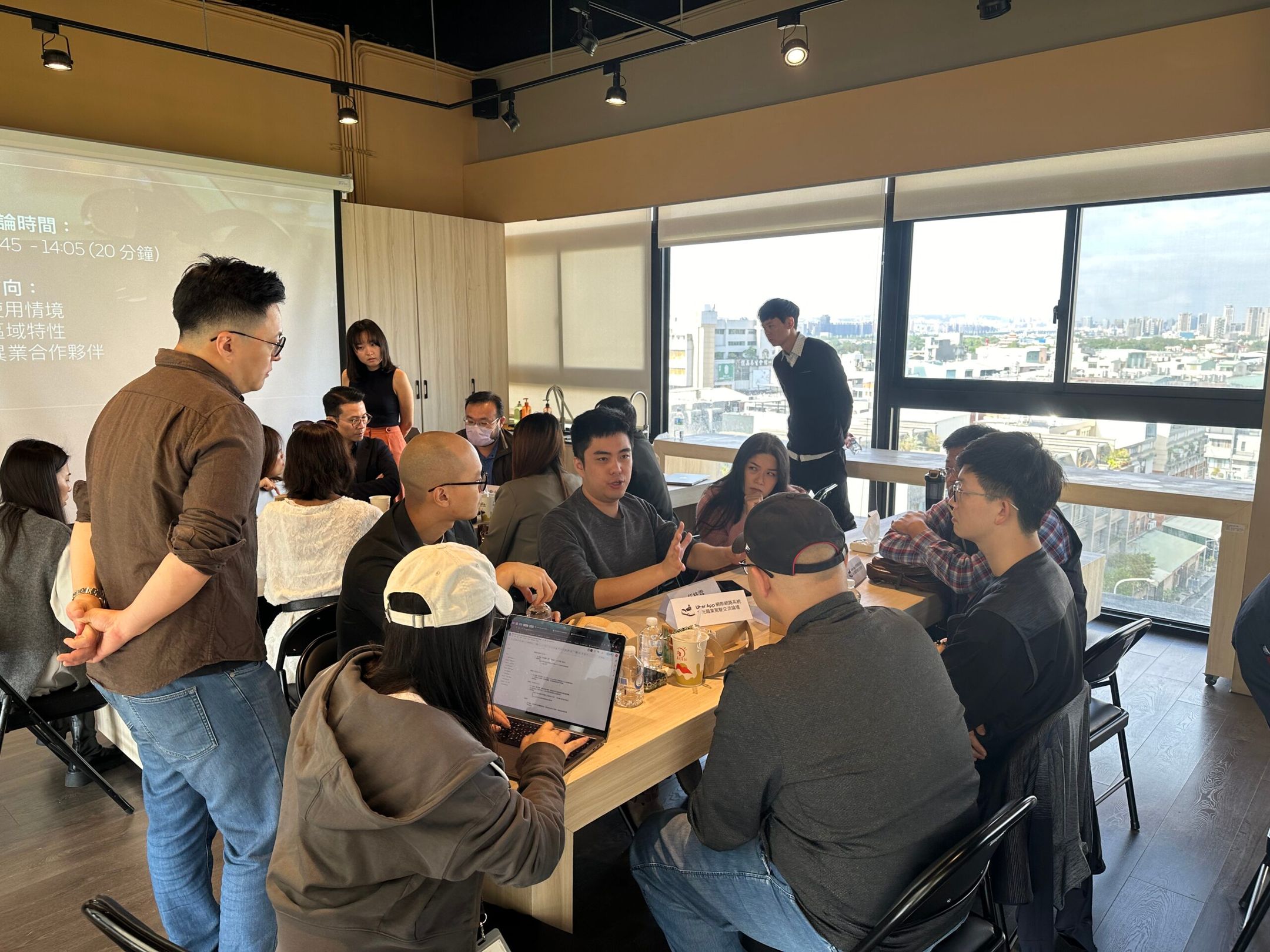 職業駕駛熱烈進行小組分享討論